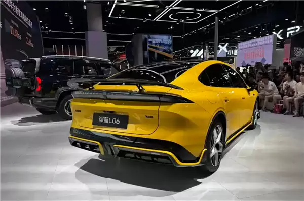 深蓝L06赛道特别版车展亮相：碳纤维大尾翼上车 最大100kg下压力