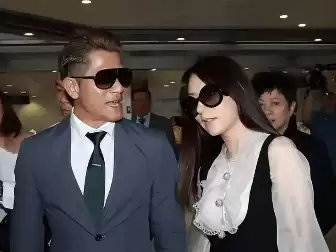郭富城全程紧牵方媛不松手，网友却只盯着她拖地长裙吐槽身材