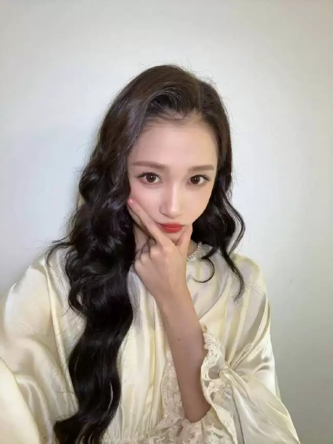 关晓彤穿杏色套装气质温柔 大方秀好身材美腿吸睛