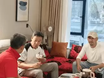 周波张丰毅石河子小聚实录：65岁硬汉穿POLO衫白发如雪却腰杆笔直