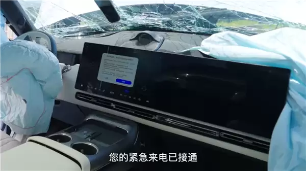 追光S车头硬抗28米高空坠落！岚图卢放：最好的车在中国不是空话