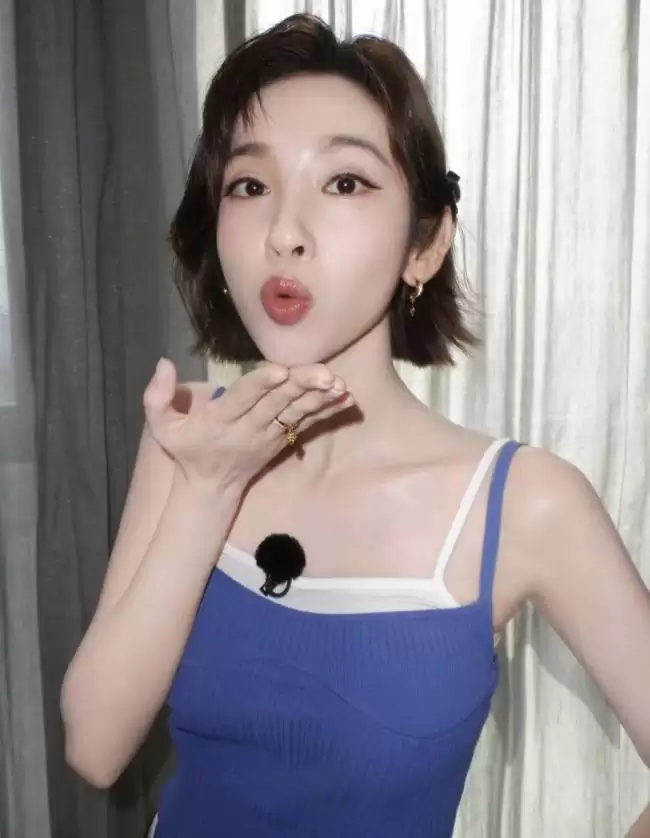 唐艺昕晒蓝白叠穿吊带自拍 灵动俏皮元气鲜活