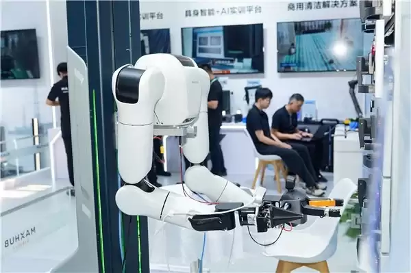视源股份MAXHUB D3七轴仿人形双臂亮相WRC2026：具身智能落地的“双臂载体”