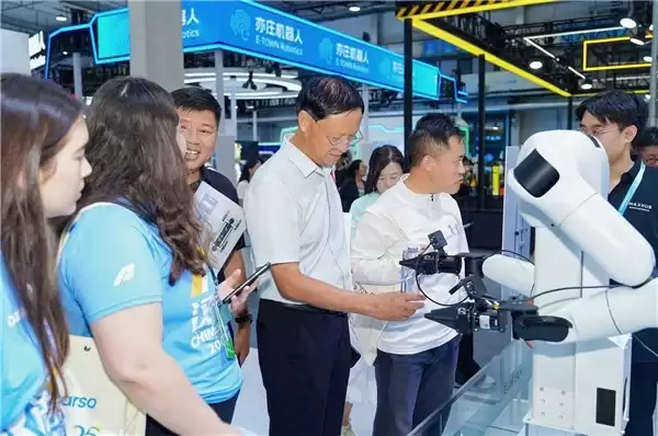 视源股份MAXHUB D3七轴仿人形双臂亮相WRC2026：具身智能落地的“双臂载体”