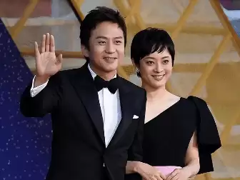 恩爱20年难抵残酷现实？孙俪邓超同框零交流，儿子拄拐惹人揪心