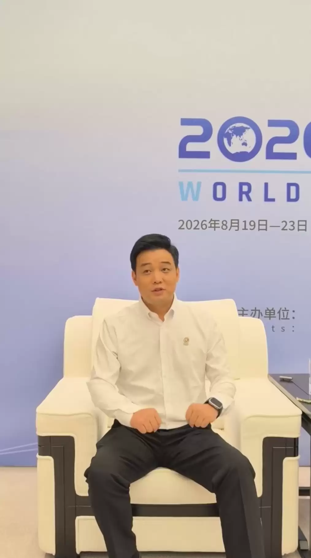 众擎CEO回应被机器人“一脚踹翻”：非摆拍，真进化到这个程度